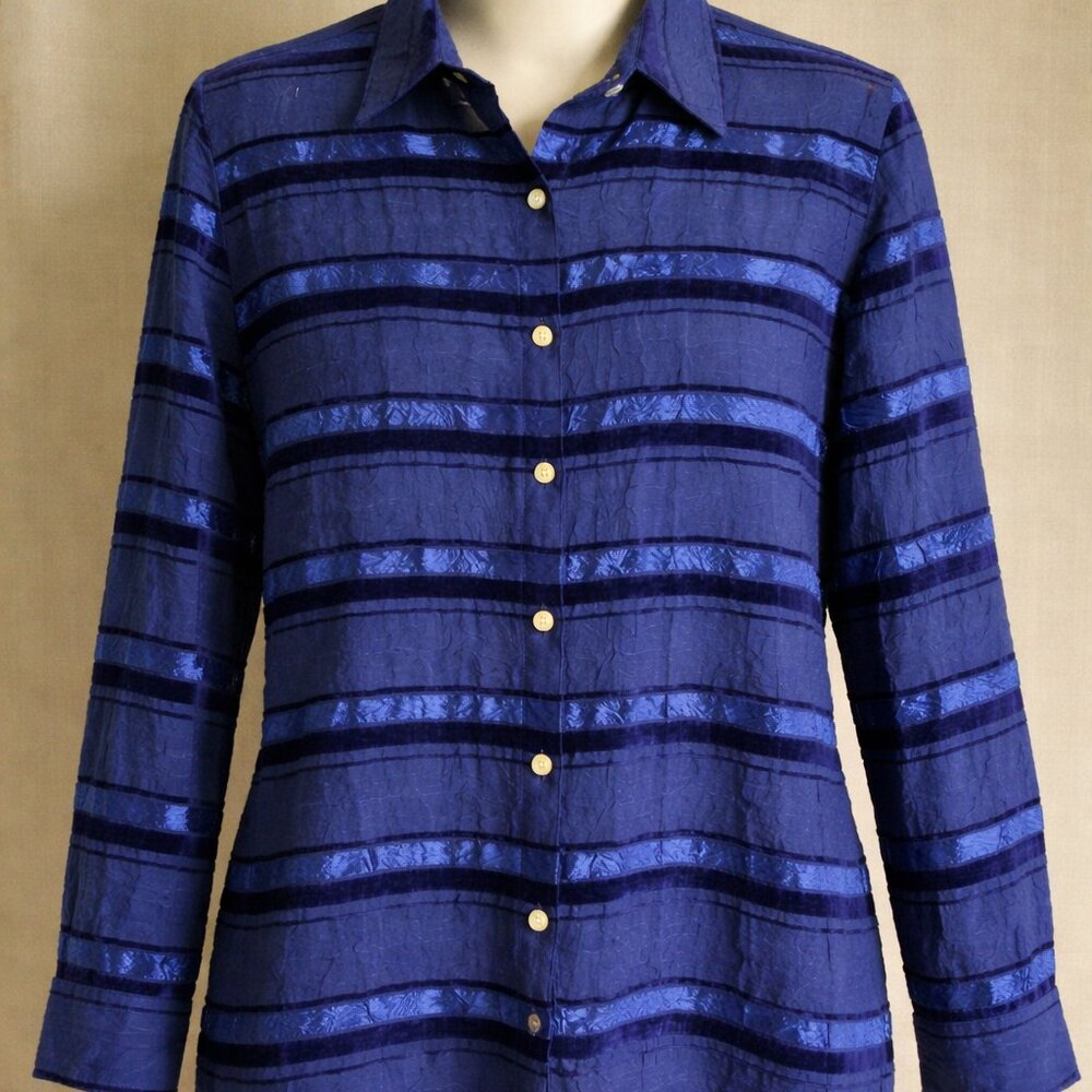 Chico's Design Woman Shirt in Deep Blue Crinkled with Silky Finish. Size 1